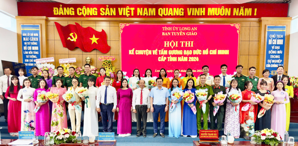 1, Phó Bí thư Thường trực Tỉnh ủy, Trưởng đoàn đại biểu Quốc hộị tỉnh Long An- Nguyễn Thanh Hải cùng lãnh đạo Ban Tuyên giáo Tỉnh ủy, Ban Tổ chức hội thi, Ban Giám khảo hội thi chụp ảnh lưu niệm với các thí sinh tham dự hội thi.